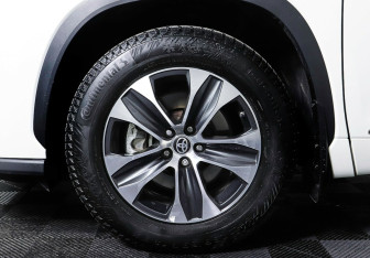 Подержанный автомобиль Toyota Highlander 2020 года (9 фото)