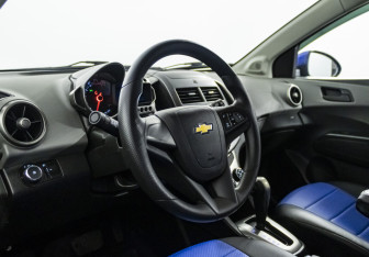 Подержанный автомобиль Chevrolet Aveo Hatchback 2013 года (11 фото)