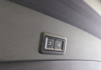 Подержанный автомобиль Hongqi E-HS9 2021 года (10 фото)