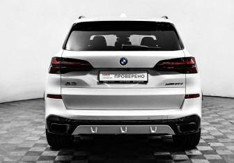 Подержанный автомобиль BMW X5 2024 года (6 фото)