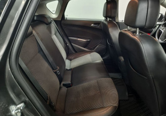 Подержанный автомобиль Opel Astra Hatchback 2011 года (12 фото)