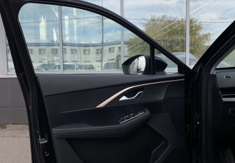 Подержанный автомобиль Omoda C5 2024 года (18 фото)