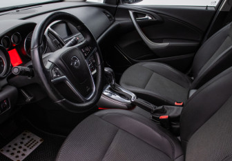 Подержанный автомобиль Opel Astra Hatchback 2011 года (10 фото)