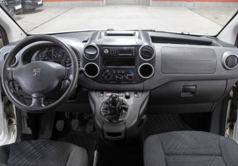 Подержанный автомобиль Peugeot Partner 2010 года (12 фото)