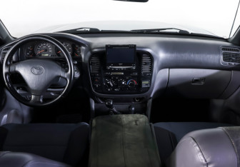 Подержанный автомобиль Toyota Land Cruiser Suv 2001 года (12 фото)
