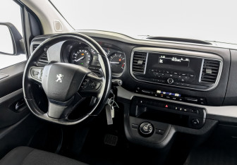 Подержанный автомобиль Peugeot Traveller 2021 года (29 фото)