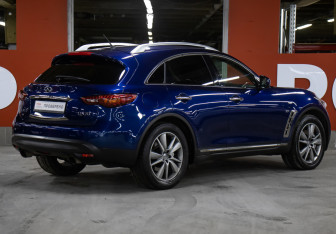 Подержанный автомобиль Infiniti QX70 2013 года (5 фото)