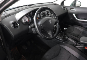 Подержанный автомобиль Peugeot 408 2012 года (9 фото)