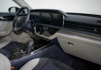 Подержанный автомобиль Hongqi HS5 2023 года (9 фото)