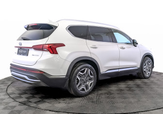 Подержанный автомобиль Hyundai Santa Fe 2022 года (5 фото)