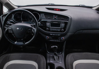 Подержанный автомобиль Kia Ceed Hatchback 2015 года (13 фото)