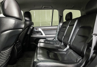 Подержанный автомобиль Toyota Land Cruiser Suv 2013 года (10 фото)