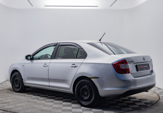 Подержанный автомобиль Skoda Rapid Liftback 2014 года (3 фото)