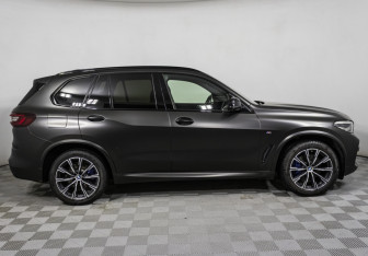 Подержанный автомобиль BMW X5 2022 года (4 фото)