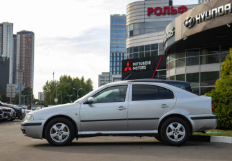 Подержанный автомобиль Skoda Octavia Liftback 2001 года (6 фото)