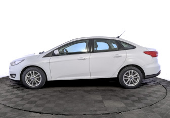Подержанный автомобиль Ford Focus Sedan 2017 года (8 фото)