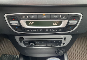 Подержанный автомобиль Renault Fluence 2013 года (13 фото)