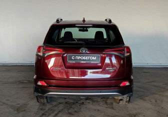 Подержанный автомобиль Toyota RAV4 2016 года (5 фото)