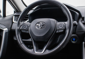Подержанный автомобиль Toyota RAV4 2021 года (15 фото)