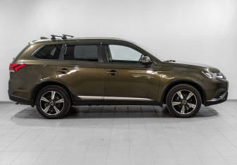 Подержанный автомобиль Mitsubishi Outlander 2020 года (4 фото)