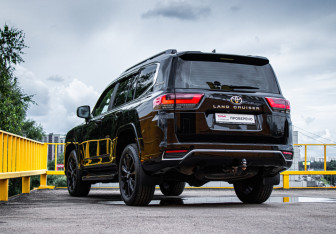 Подержанный автомобиль Toyota Land Cruiser Suv 2021 года (6 фото)