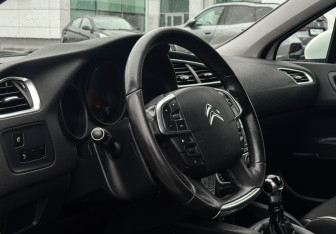 Подержанный автомобиль Citroen C4 Hatchback 2012 года (13 фото)