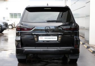 Подержанный автомобиль Lexus LX 2017 года (6 фото)