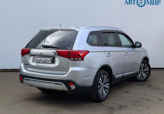Подержанный автомобиль Mitsubishi Outlander 2018 года (5 фото)