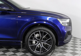 Подержанный автомобиль Audi Q8 2022 года (13 фото)
