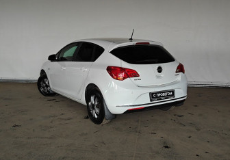 Подержанный автомобиль Opel Astra Hatchback 2013 года (4 фото)