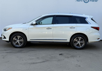 Подержанный автомобиль Infiniti QX60 2017 года (8 фото)