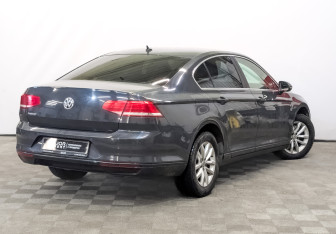Подержанный автомобиль Volkswagen Passat Sedan 2018 года (5 фото)