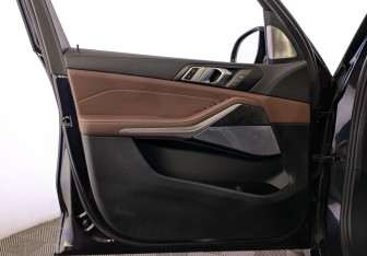 Подержанный автомобиль BMW X5 2021 года (19 фото)