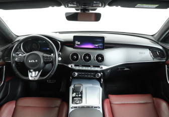 Подержанный автомобиль Kia Stinger 2023 года (12 фото)