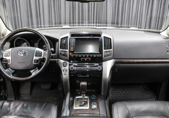Подержанный автомобиль Toyota Land Cruiser Suv 2013 года (15 фото)