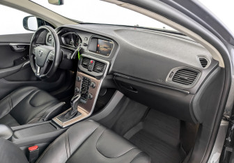 Подержанный автомобиль Volvo V40 Hatchback 2019 года (11 фото)