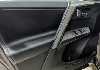 Подержанный автомобиль Toyota RAV4 2018 года (18 фото)