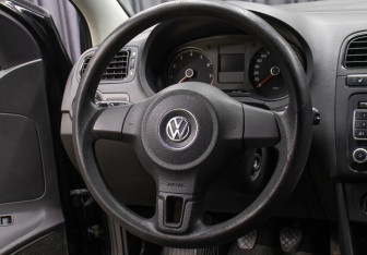 Подержанный автомобиль Volkswagen Polo Sedan 2012 года (14 фото)