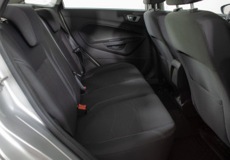 Подержанный автомобиль Ford Fiesta Sedan 2015 года (10 фото)