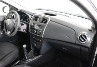Подержанный автомобиль Renault Logan Sedan 2014 года (6 фото)
