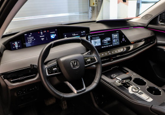 Подержанный автомобиль Changan UNI-K 2023 года (13 фото)