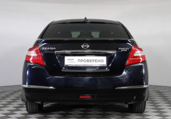 Подержанный автомобиль Nissan Teana 2010 года (6 фото)