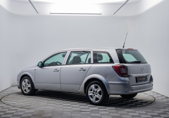 Подержанный автомобиль Opel Astra Wagon 2012 года (7 фото)
