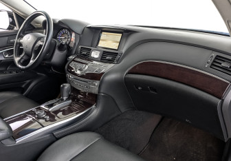 Подержанный автомобиль Infiniti Q70 2015 года (13 фото)