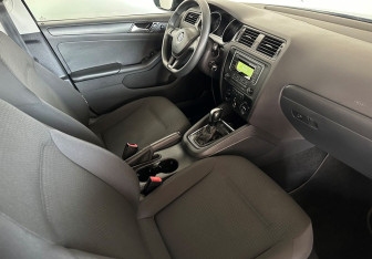 Подержанный автомобиль Volkswagen Jetta Sedan 2015 года (10 фото)