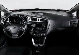 Подержанный автомобиль Kia Ceed Wagon 2013 года (11 фото)