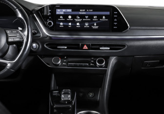 Подержанный автомобиль Hyundai Sonata 2020 года (14 фото)
