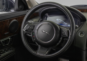 Подержанный автомобиль Jaguar XJ 2014 года (13 фото)