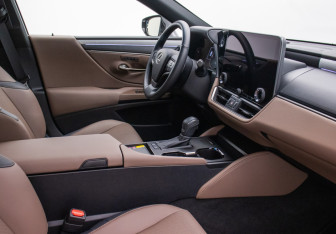 Подержанный автомобиль Lexus ES 2025 года (9 фото)