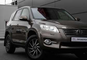Подержанный автомобиль Toyota RAV4 2012 года (20 фото)
